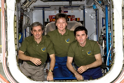 L&#039;équipage STS-116 le jour du départ, Peggy Whitson, Léopold Eyharts et Yuri Malenchenko. Crédits : NASA