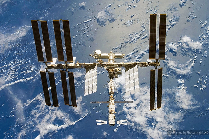Vaisseau ATV amarré à la station spatiale internationale (dernier module en bas de l&#039;image). Crédits : NASA.